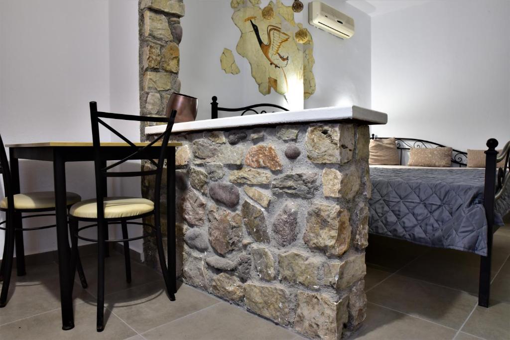 Postel nebo postele na pokoji v ubytování Kafouros Hotel