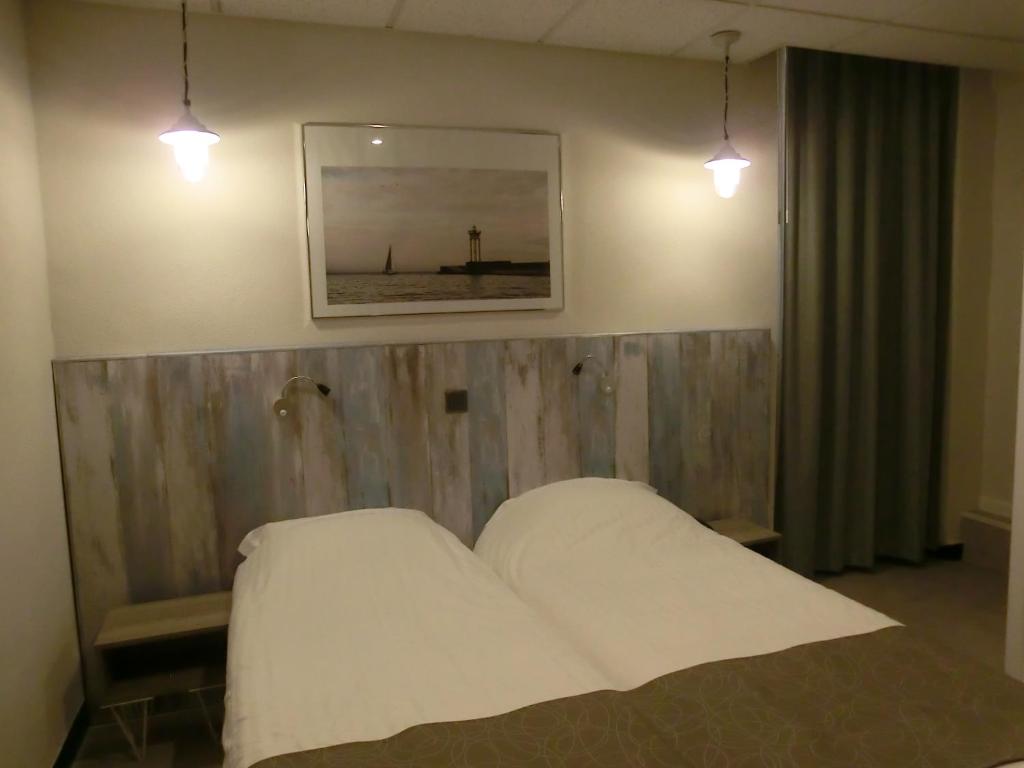 Postel nebo postele na pokoji v ubytování Hotel Sur Le Quai