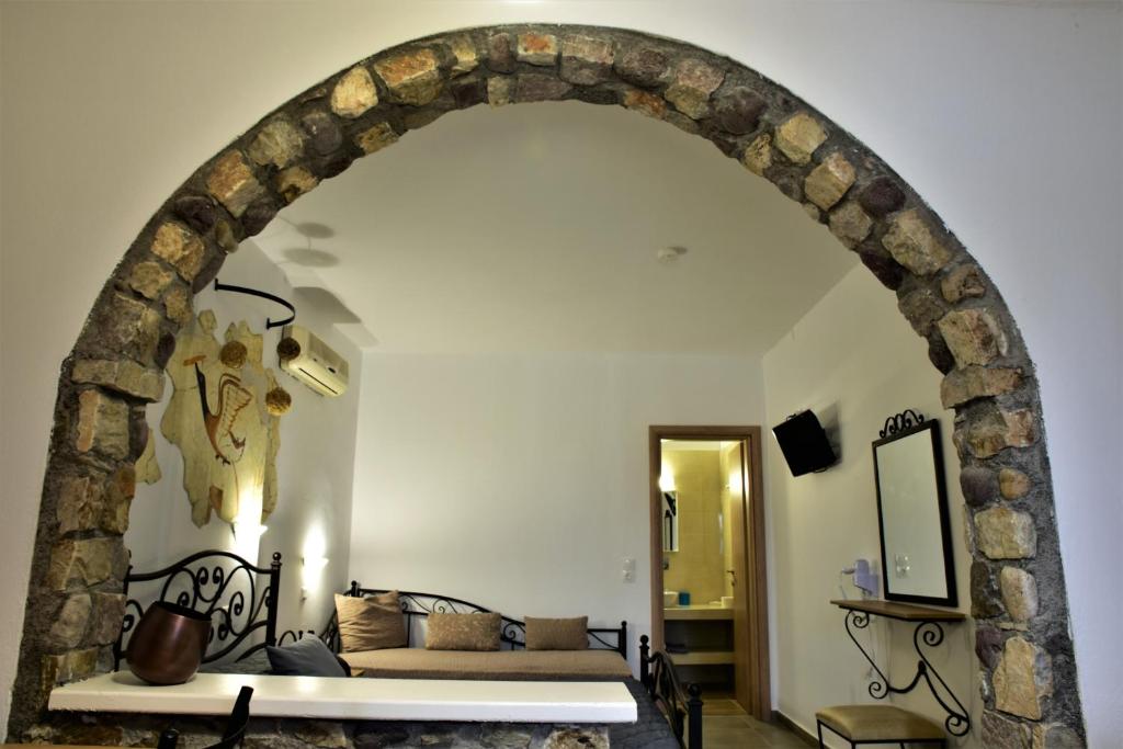 Postel nebo postele na pokoji v ubytování Kafouros Hotel
