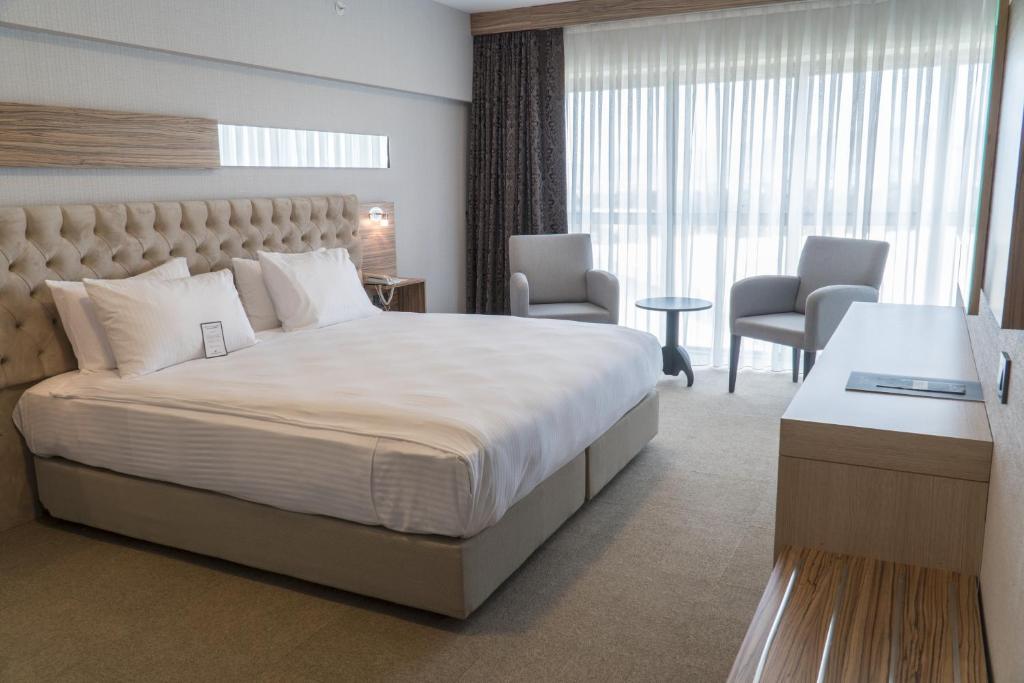 Postel nebo postele na pokoji v ubytování Greymark Hotel