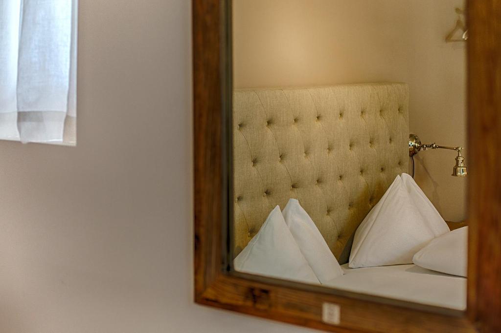 Postel nebo postele na pokoji v ubytování Romantik Hotel Bären Dürrenroth
