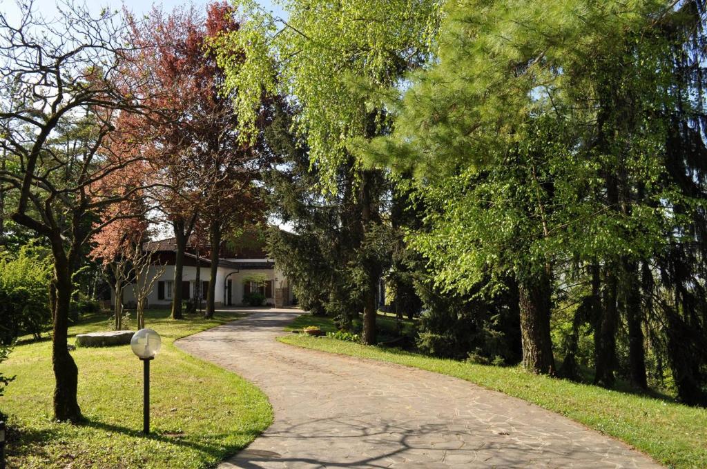 un camino sinuoso frente a una casa con árboles en Sasso di Luna, en Scanzorosciate