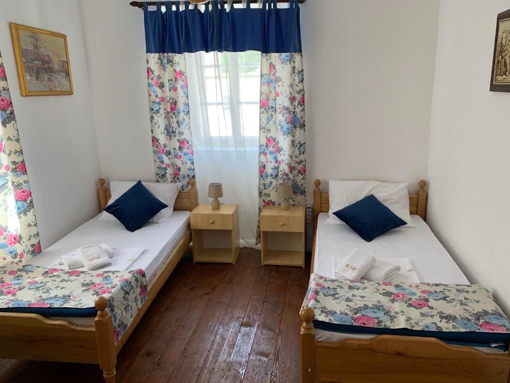 Postel nebo postele na pokoji v ubytování Viktor Rooms