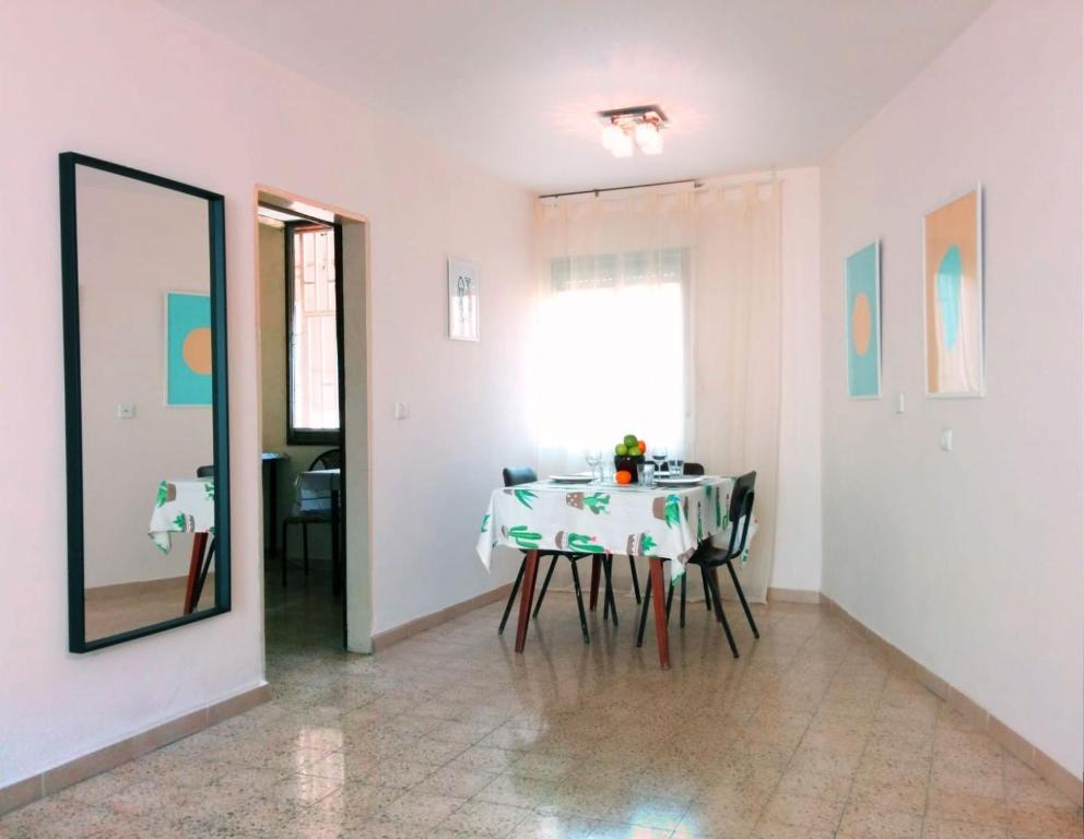 Fotografie z fotogalerie ubytování 1Bdrm APT With Panoramic View of Sea and Mountains v destinaci Tiberias
