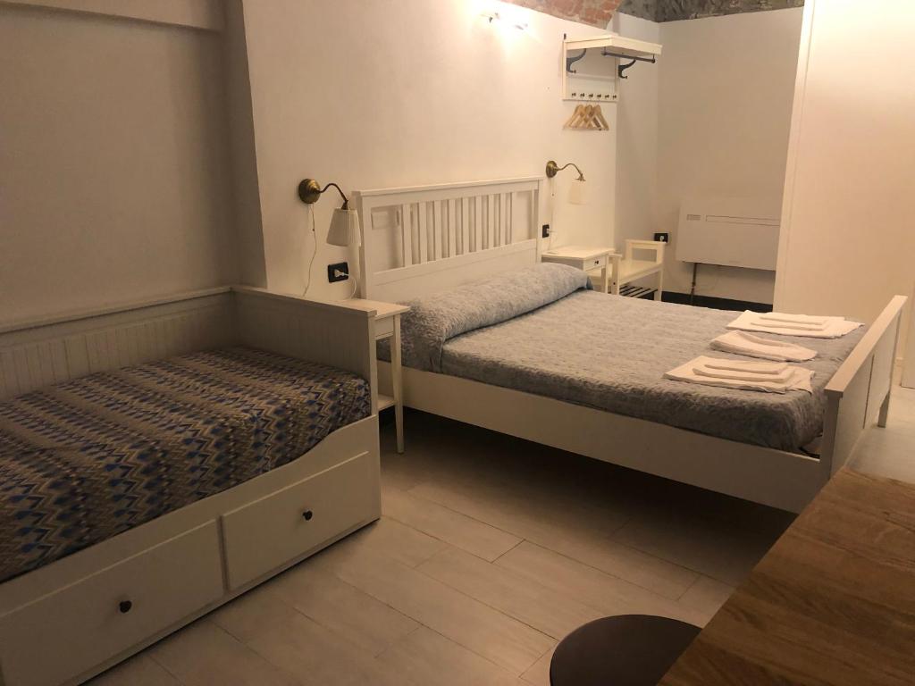 two beds in a small room with two beds sidx sidx sidx at Riomaggiore Appartamenti in Riomaggiore