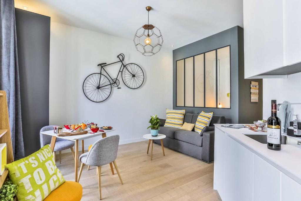une cuisine et un salon avec un vélo accroché au mur dans l'établissement MY CASA - 46 GIOFFREDO, à Nice