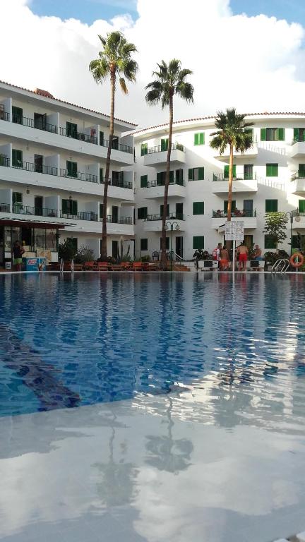 une grande piscine en face d'un hôtel dans l'établissement Canarian Havaii en Faluas, à Playa del Ingles