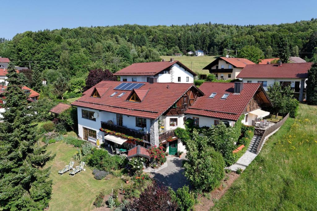 una vista aérea de una gran casa con techos rojos en Ferienhaus Simmeth en Fürstenstein