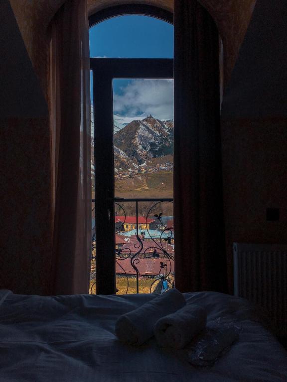 Postel nebo postele na pokoji v ubytování Toliketi Kazbegi