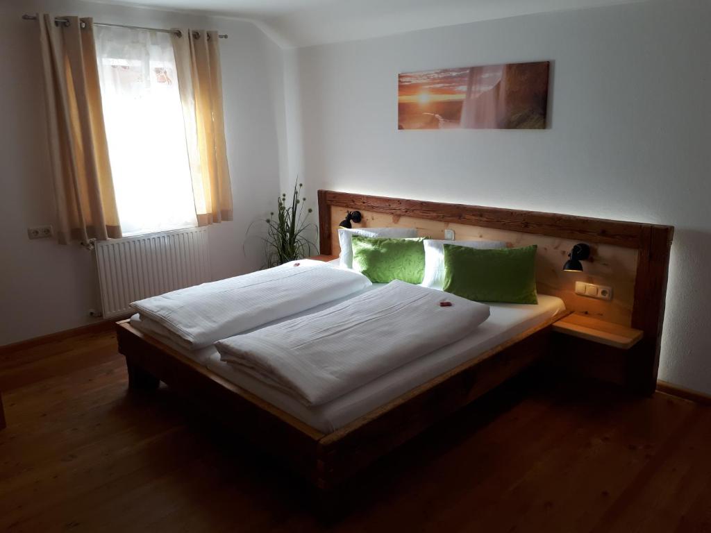 Łóżko lub łóżka w pokoju w obiekcie Pension Tannhof