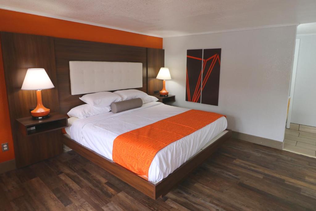 a bedroom with a large bed with two lamps at Howard Johnson by Wyndham Downtown Gatlinburg in Gatlinburg