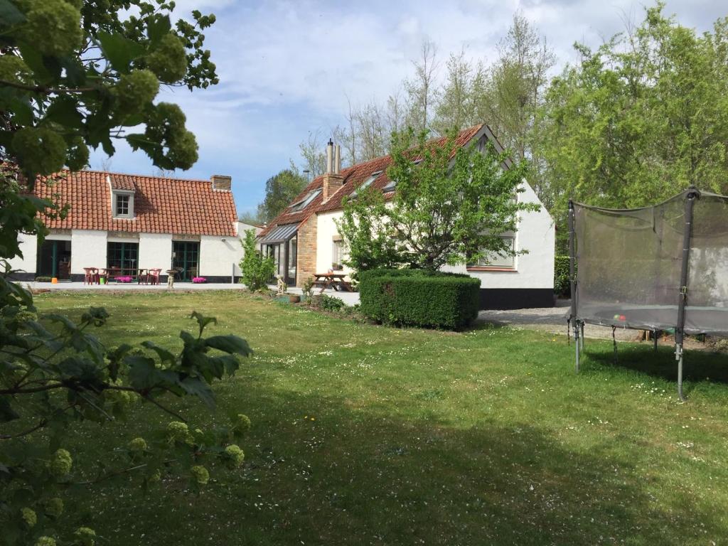 a garden with a basketball hoop and a house at Albatros in Koksijde