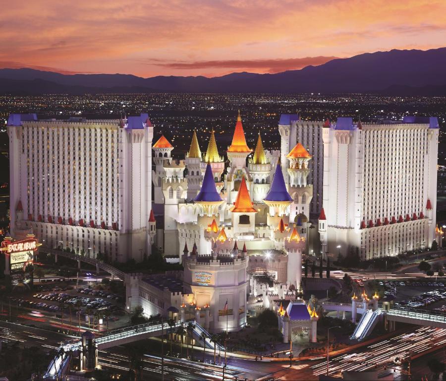 een luchtzicht op het paleis van Las Vegas 's nachts bij Excalibur in Las Vegas