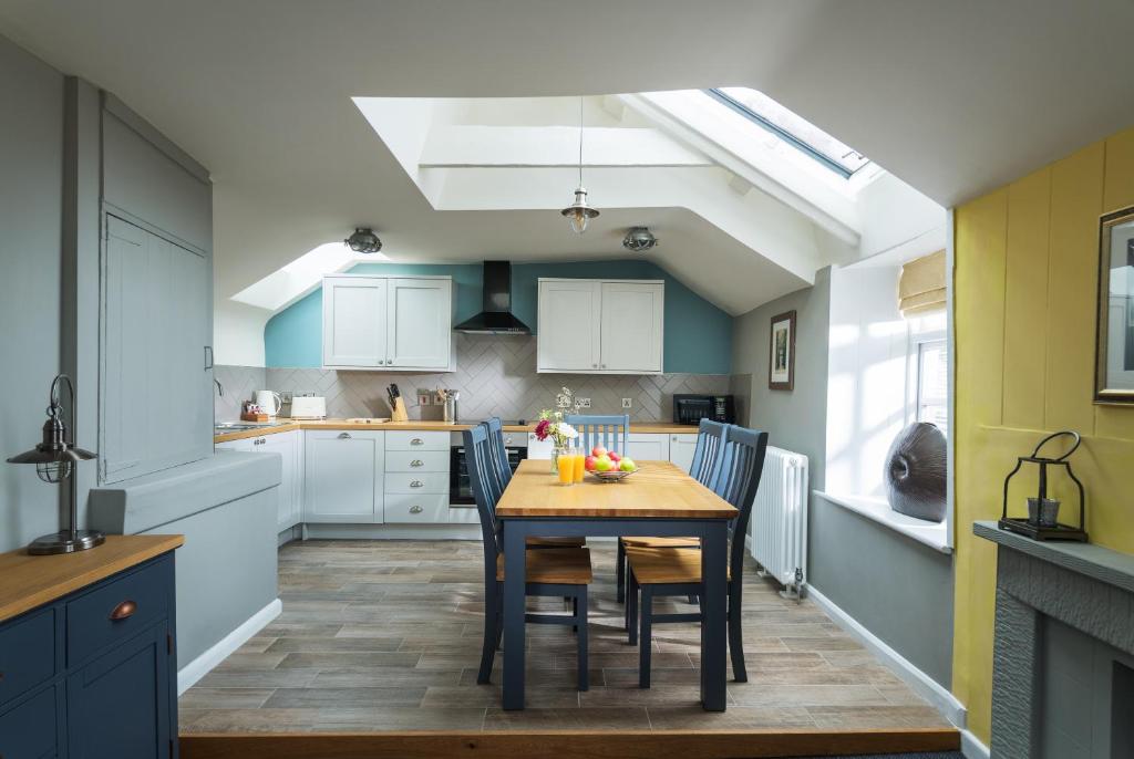 Lifeboat Inn - One-Bedroom Apartment
