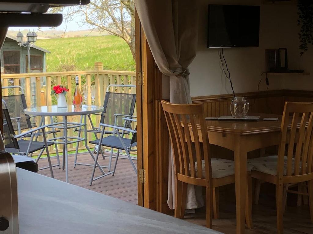 Balkón nebo terasa v ubytování Cosy dog friendly lodge with an outdoor bath on the Isle of Wight