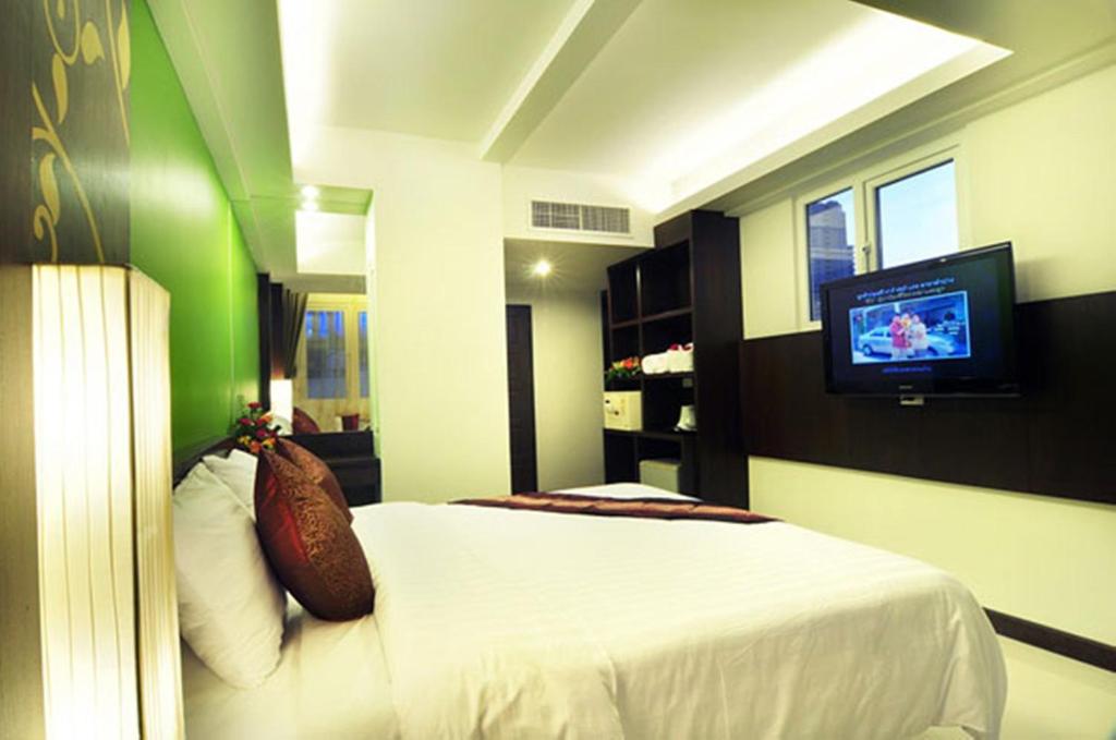 TV a/nebo společenská místnost v ubytování PS Hotel Phuket Patong - SHA Plus