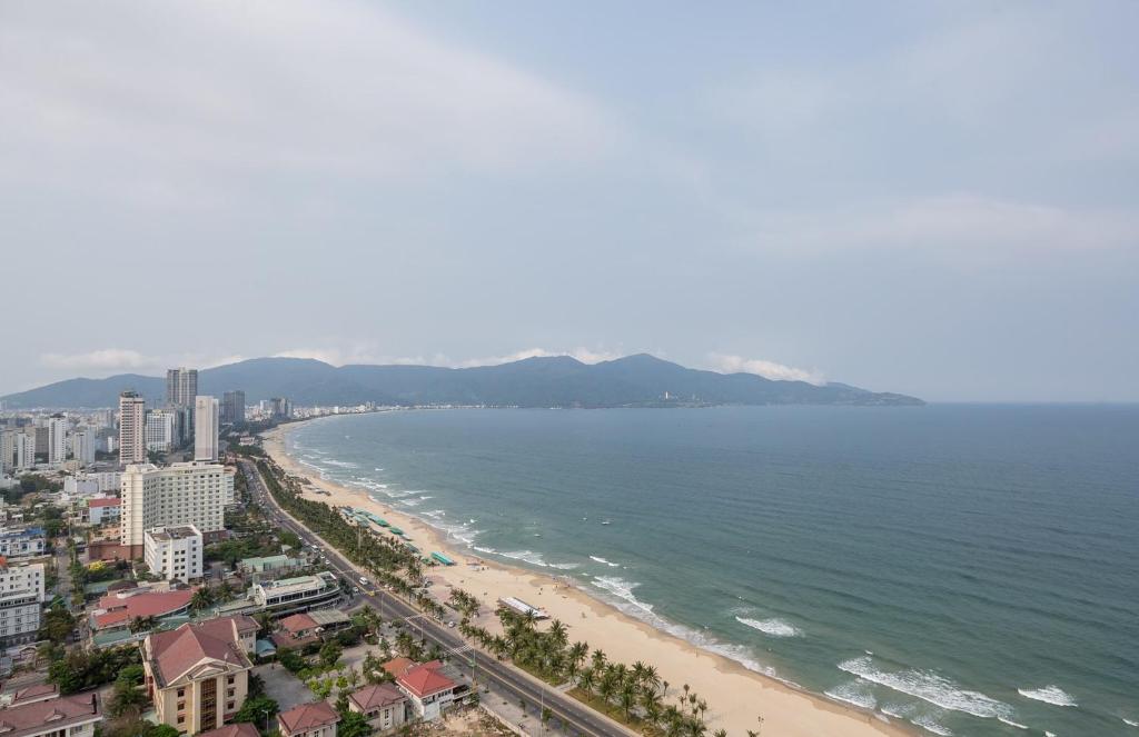 - une vue aérienne sur la plage et l'océan dans l'établissement Mường Thanh Apartment SeaView - Căn Hộ Mường Thanh Đà Nẵng, à Đà Nẵng