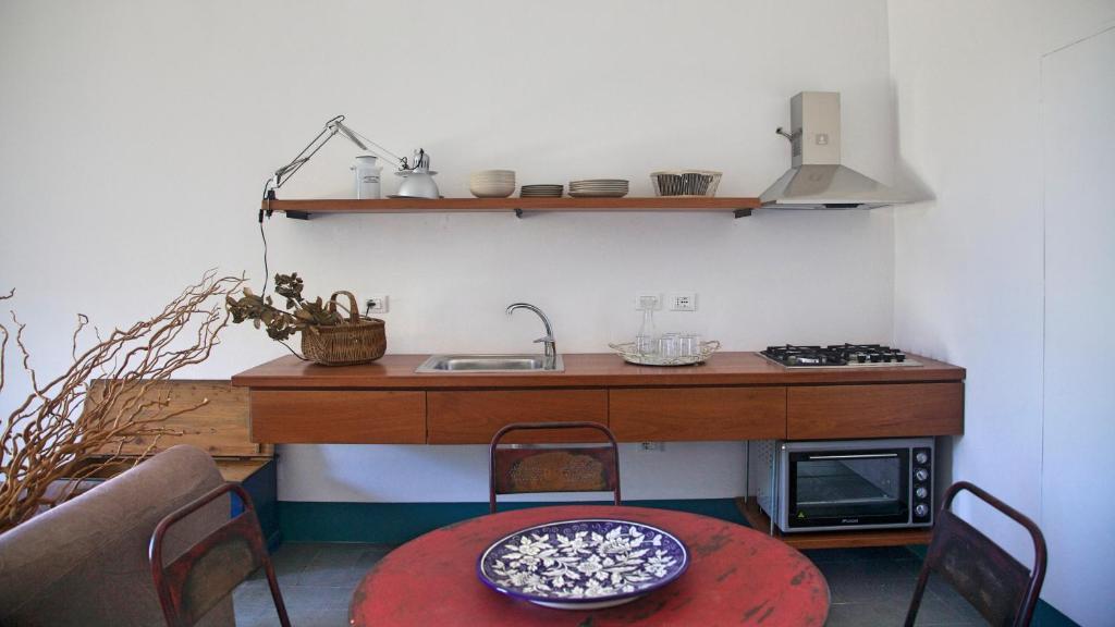 巴勒摩的住宿－Casa Nonnona，厨房配有柜台、水槽和桌子