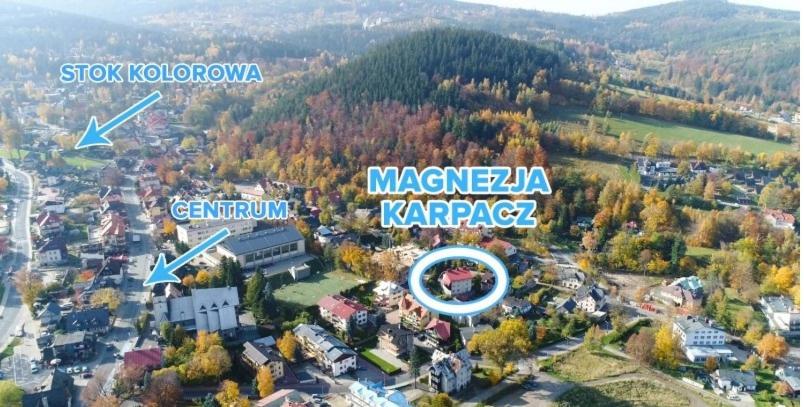 uma vista aérea de uma cidade com uma cidade em MAGNEZJA em Karpacz