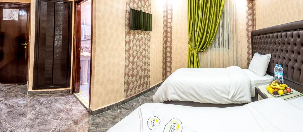 Una cama o camas en una habitación de Hôtel Hadaik Ain Asserdoune
