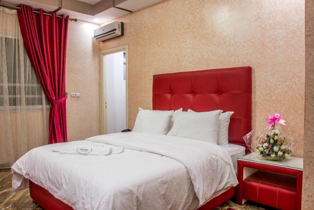 Una cama o camas en una habitación de Hôtel Hadaik Ain Asserdoune