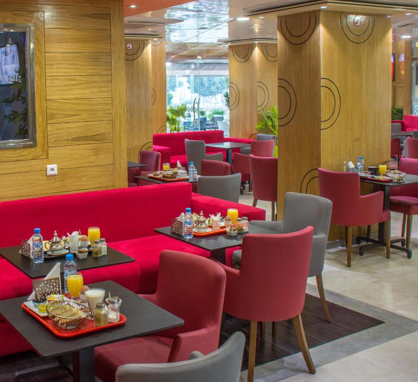 Un lugar para sentarse en Hôtel Hadaik Ain Asserdoune