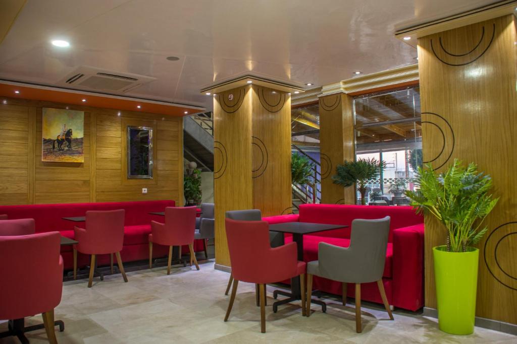 Un lugar para sentarse en Hôtel Hadaik Ain Asserdoune