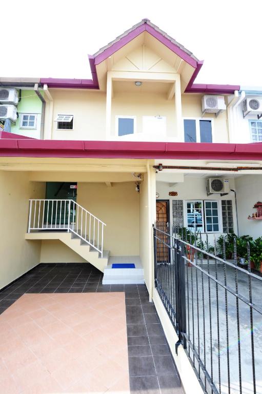 una casa con balcone e cancello di The One Vacation Home a Malacca