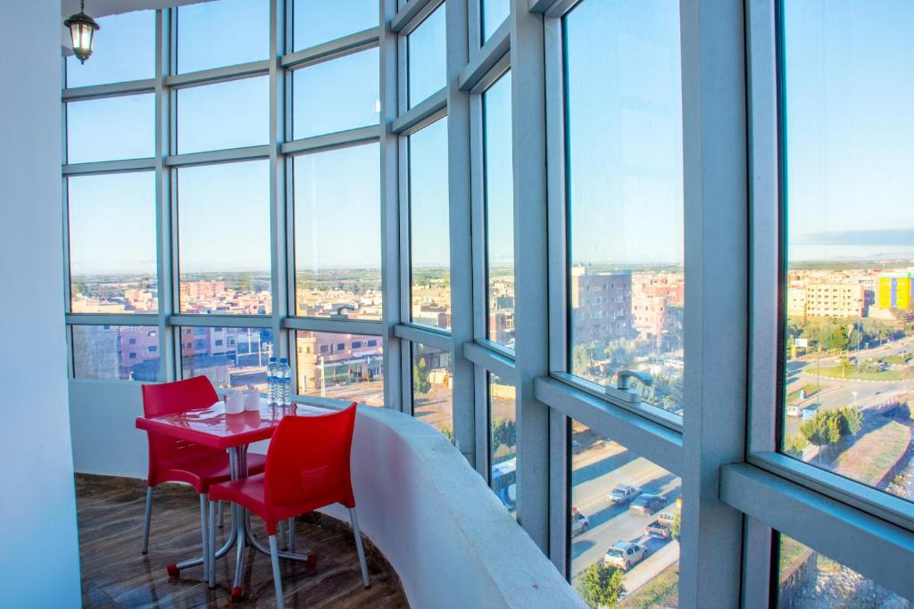 Un balcón o terraza en Hôtel Hadaik Ain Asserdoune