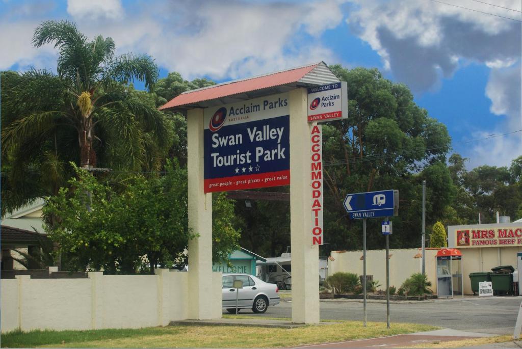 Acclaim Swan Valley Tourist Park في West Swan: علامة لحديقة سياحية في وادي المترو على شارع