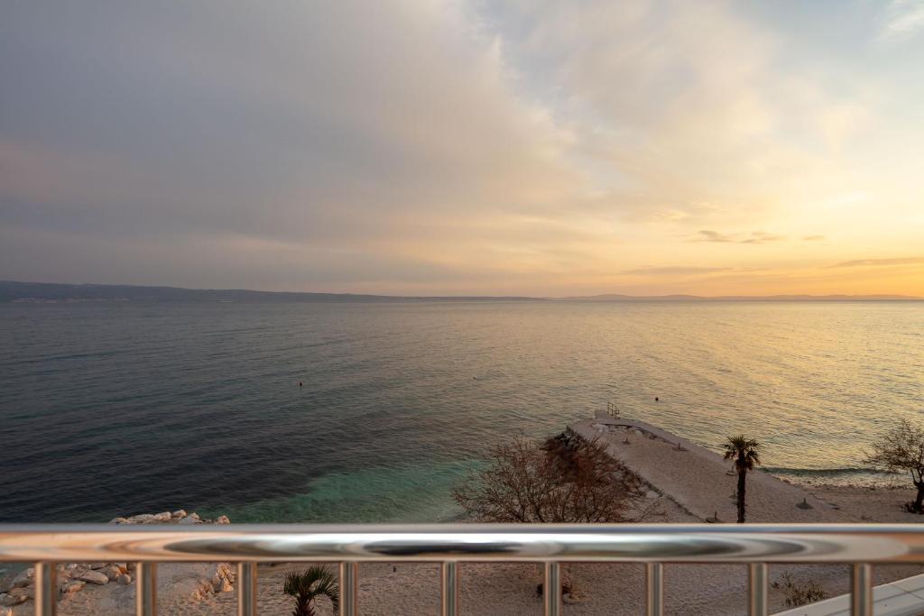 a view of the ocean from a balcony at Pansion Amigos in Podstrana