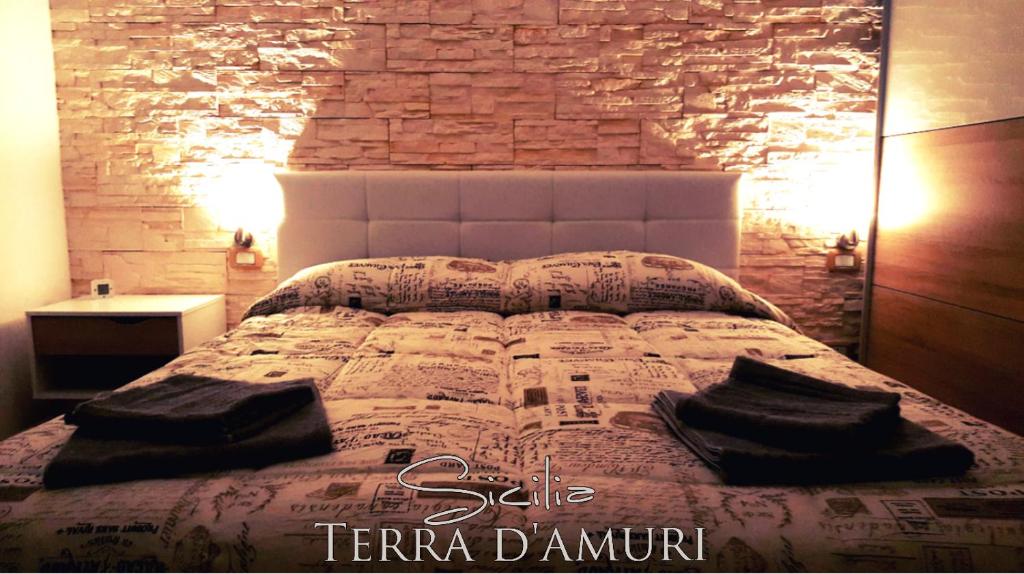 シラクーサにあるAPPARTAMENTO PRIVATO SICILIA TERRA D'AMURIのベッドルーム1室(枕付)