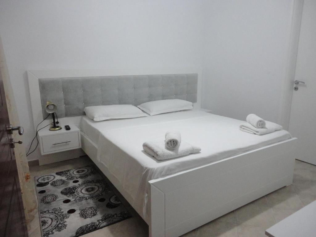 Кровать или кровати в номере Oruci Apartments