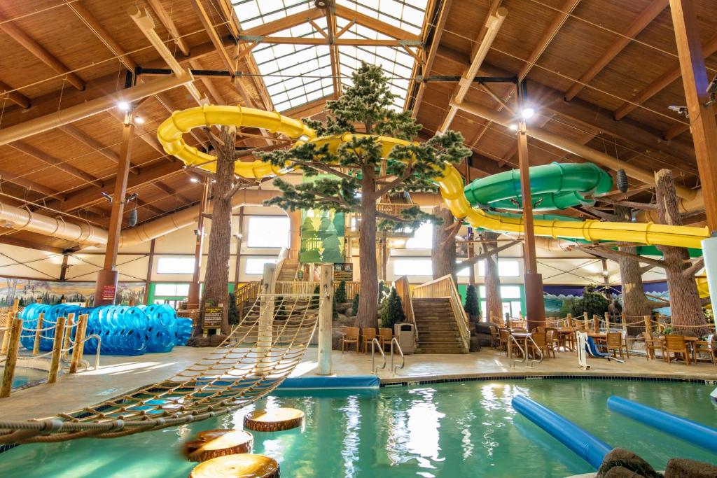 - Piscina con tobogán en un parque acuático en Timber Ridge Lodge and Waterpark, en Lake Geneva