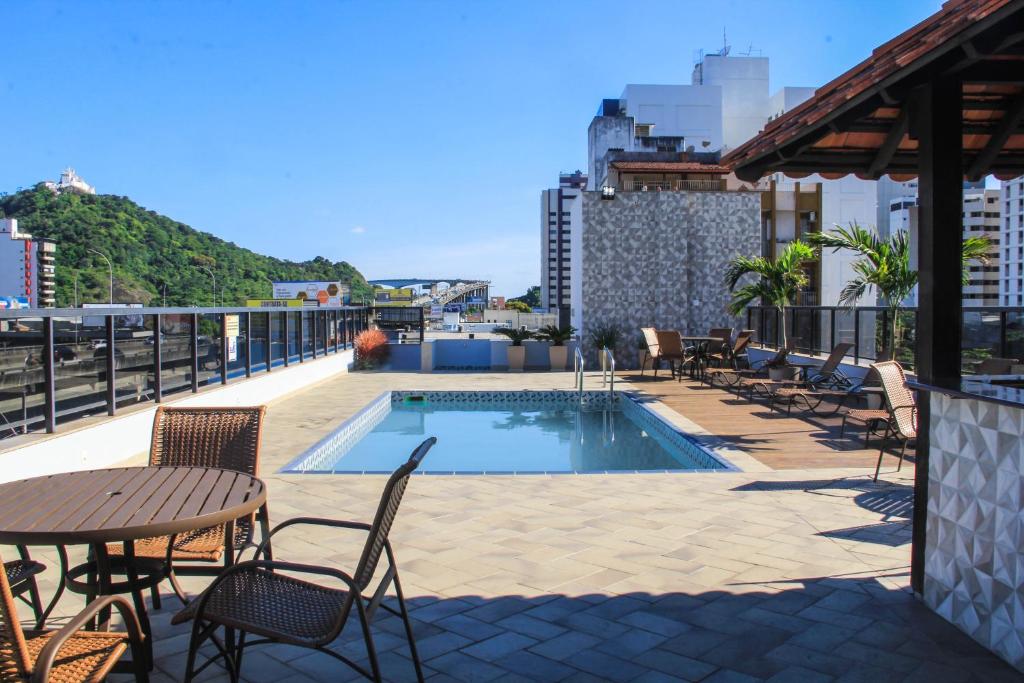 Champagnat Praia Hotel tesisinde veya buraya yakın yüzme havuzu