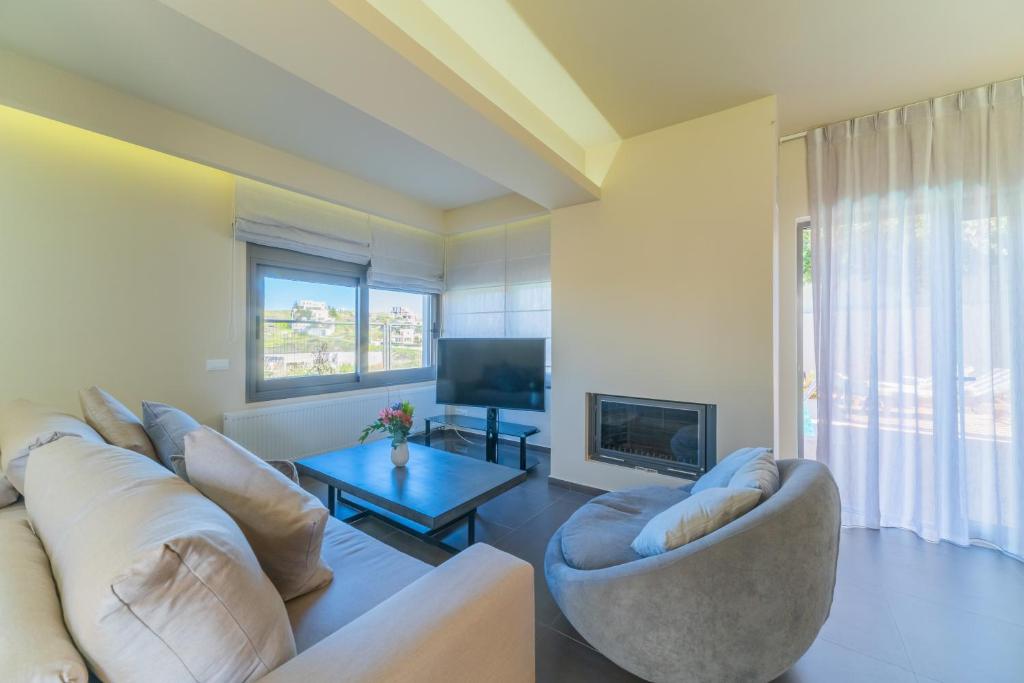 Televízia a/alebo spoločenská miestnosť v ubytovaní Villa Grande Crete