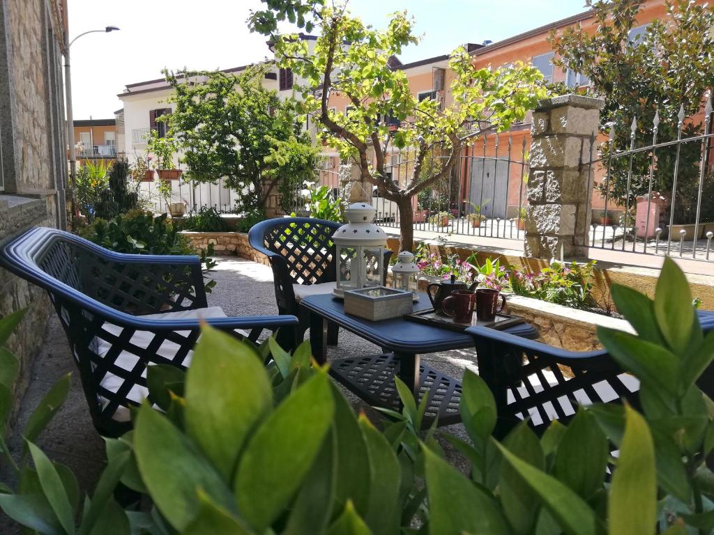 una mesa azul y sillas en un jardín en Il Giardino en Baunei