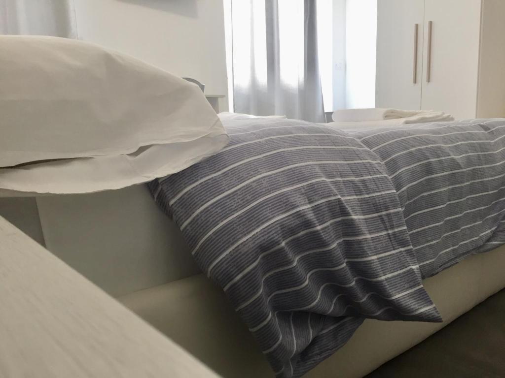 Łóżko lub łóżka w pokoju w obiekcie IL VIAGGIATORE VIA PIAVE