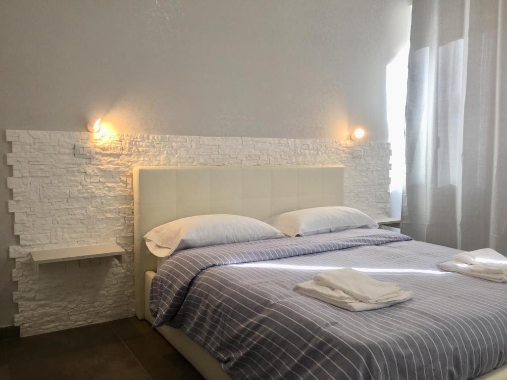 a bedroom with a bed with two towels on it at IL VIAGGIATORE VIA PIAVE in Gaeta