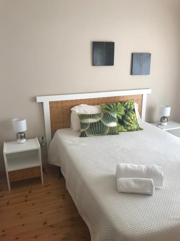 オデセイシェにあるCasa Azulのベッドルーム1室(大きな白いベッド1台、タオル付)