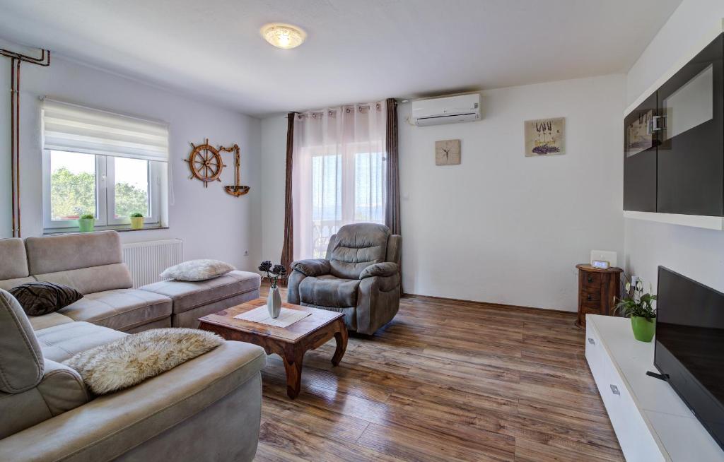 ein Wohnzimmer mit einem Sofa und einem Tisch in der Unterkunft Apartment Senia in Senj