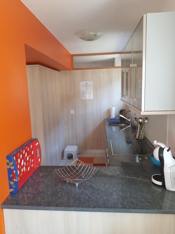 Kuchyň nebo kuchyňský kout v ubytování Ferienwohnung Zayetta Orange Cube Nr. 11a