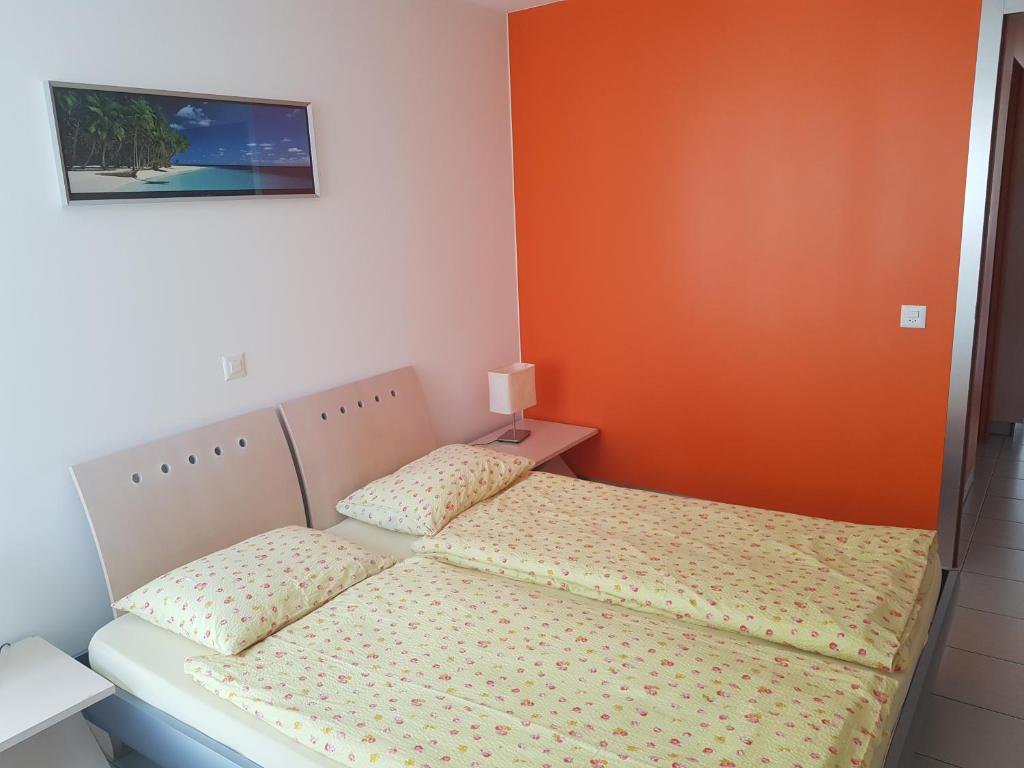Postel nebo postele na pokoji v ubytování Ferienwohnung Zayetta Orange Cube Nr. 11a