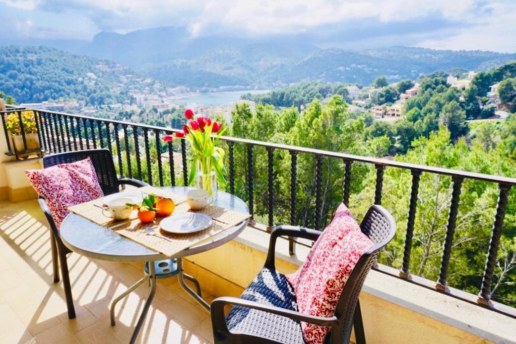 een tafel en stoelen op een balkon met uitzicht bij Alojamiento Tramuntana in Sóller