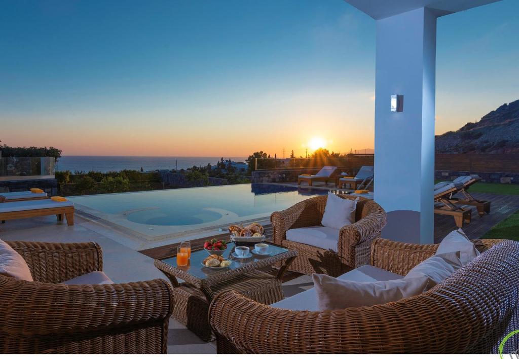 Irida Villa Luxury villa with sea view 내부 또는 인근 수영장