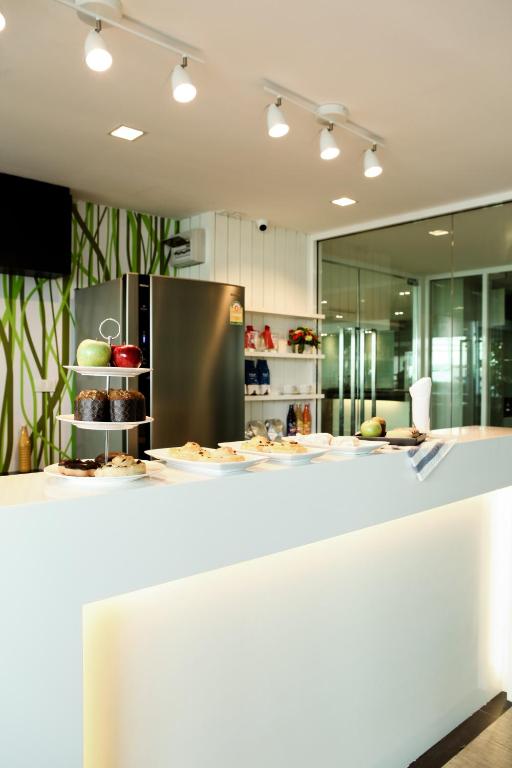 Kuchyň nebo kuchyňský kout v ubytování Crystal Suites Suvarnbhumi Airport