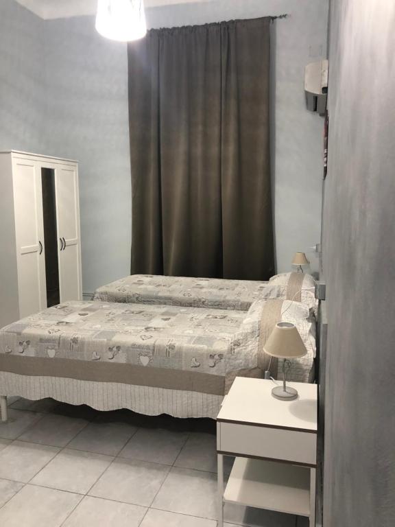 Łóżko lub łóżka w pokoju w obiekcie Affittacamere Roma
