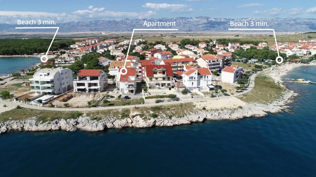 een luchtzicht op een klein eiland in het water bij Sky-apartment in Povljana