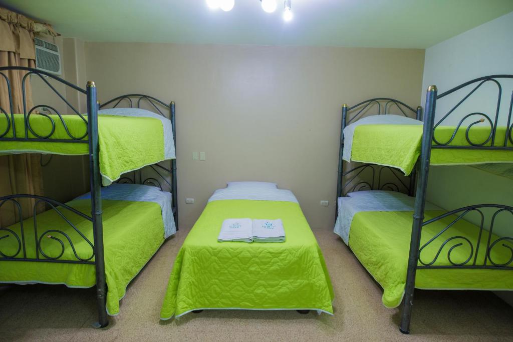 Postel nebo postele na pokoji v ubytování North Star Hostal Guayaquil
