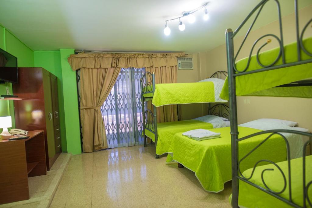 Postel nebo postele na pokoji v ubytování North Star Hostal Guayaquil